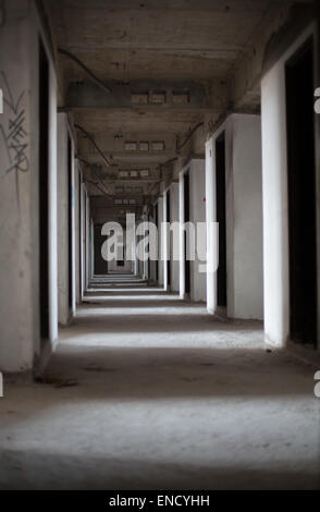 Licht tritt in einen leeren Flur eines verlassenen Gebäudes in Bangkok, Thailand. Stockfoto