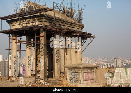 Graffiti bedeckt die verlassene Ghost Turmkonstruktion, Bangkok, Thailand. Stockfoto