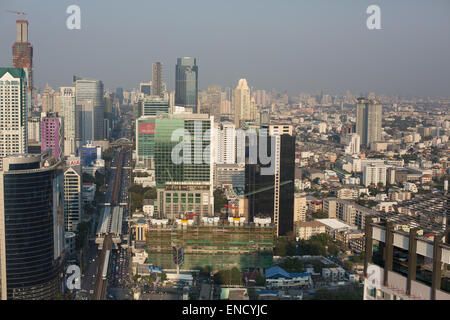 Skyline von Bangkok in der Abenddämmerung. Stockfoto