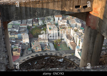 High Angle View aus einem verlassenen Gebäude, Dächer, Bangkok, Thailand nach unten blickt. Stockfoto