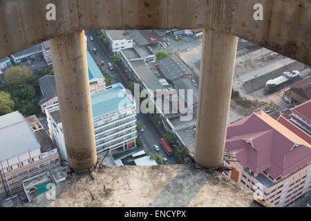 High Angle View aus einem verlassenen Gebäude, Dächer, Bangkok, Thailand nach unten blickt. Stockfoto