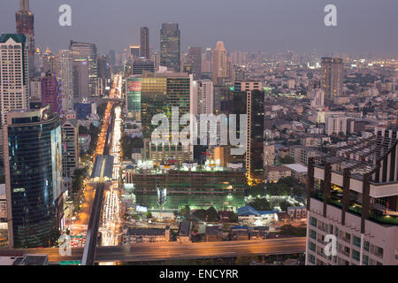 Skyline von Bangkok in der Abenddämmerung. Stockfoto