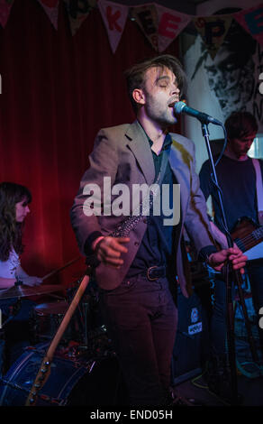 Leeds, UK. 2. Mai 2015. Scharlachrote Schlingel live Höchstleistungen A Nation der Ladenbesitzer als Teil der live bei Leeds 2015 Credit: Gary Mather/Alamy Live News Stockfoto