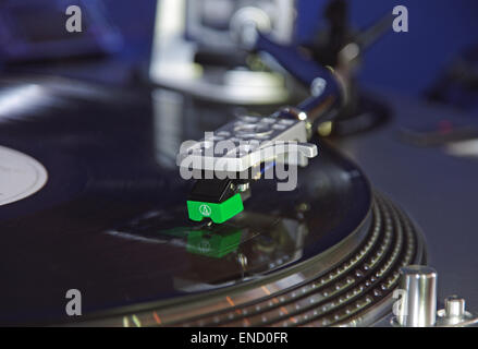 Nahaufnahme von Stift auf Vinyl-Schallplatte Stockfoto