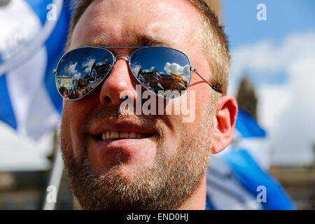 Mann mit reflektierenden Sonnenbrille, die Teilnahme an einer Unabhängigkeit und politische Kundgebung in George Square, Glasgow, Schottland, UK Stockfoto