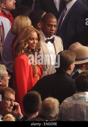 Las Vegas, Nevada, USA. 2. Mai 2015. JAY-Z und BEYONCE am Ring mit ansehen, wie F. Mayweather Kampf M. Pacquiao in der MGM Grand Garden Arena. Bildnachweis: Craig Durling/ZUMA Draht/Alamy Live-Nachrichten Stockfoto