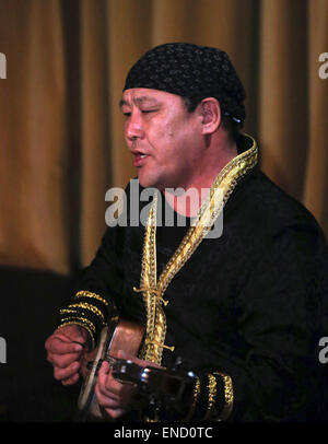 (150503)--FRANKFURT, 3. Mai 2015 (Xinhua)--Hosso führt Hoomii (traditionelle mongolische Kehlgesang) auf das internationale Theater in Frankfurt am Main, Deutschland, am 2. Mai 2015. Hosoo sang und spielte traditionelle mongolische Lieder, erläutert den Inhalt der Lieder und erzählte dem Publikum über die Geschichte und Technik dieser faszinierenden Musik. Hosoo wurde in eine Familie von Hoomii Sänger geboren und wuchs in der Heimat Hoomii Gesang, in der Provinz Chandman Summe in Khovd. Diese Provinz liegt in der Altai-Gebirgsregion der westlichen Mongolei. Hosoo erhielt den Titel "Bester mongolischer Sänger" Stockfoto