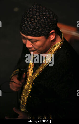 (150503)--FRANKFURT, 3. Mai 2015 (Xinhua)--Hosso führt Hoomii (traditionelle mongolische Kehlgesang) auf das internationale Theater in Frankfurt am Main, Deutschland, am 2. Mai 2015. Hosoo sang und spielte traditionelle mongolische Lieder, erläutert den Inhalt der Lieder und erzählte dem Publikum über die Geschichte und Technik dieser faszinierenden Musik. Hosoo wurde in eine Familie von Hoomii Sänger geboren und wuchs in der Heimat Hoomii Gesang, in der Provinz Chandman Summe in Khovd. Diese Provinz liegt in der Altai-Gebirgsregion der westlichen Mongolei. Hosoo erhielt den Titel "Bester mongolischer Sänger" Stockfoto