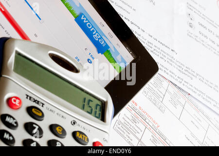 Wonga Darlehen Unternehmens-Website auf einem Ipad mit Taschenrechner und Utility Bills, England, UK Stockfoto