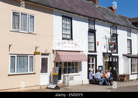 Ein Drink in der kleinen ländlichen Stadt von Clun, Shropshire, England, UK Stockfoto