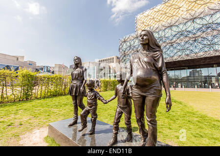 Eine Statue, die Schwestern Roma und Emma Jones und ihre Kinder von Gillian Wearing außerhalb Birmingham Bibliothek England, UK Stockfoto