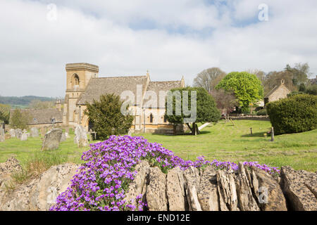 Die Cotswold Dorf von Snowshill und Kirche von St. Barnabas in der Nähe von Broadway im morgendlichen Licht, Gloucestershire, England, UK Stockfoto