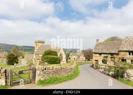 Die Cotswold Dorf von Snowshill und Kirche von St. Barnabas in der Nähe von Broadway im morgendlichen Licht, Gloucestershire, England, UK Stockfoto