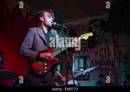 Leeds, UK. 2. Mai 2015. Scharlachrote Schlingel live Höchstleistungen A Nation der Ladenbesitzer als Teil der live bei Leeds 2015 Credit: Gary Mather/Alamy Live News Stockfoto