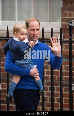 Prinz William bringt seinen Sohn Prince George zum Lindo Flügel seine neue kleine Schwester zu treffen, die eine Prinzessin sein wird. Stockfoto