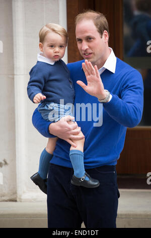 Prinz William bringt seinen Sohn Prince George zum Lindo Flügel seine neue kleine Schwester zu treffen, die eine Prinzessin sein wird. Stockfoto