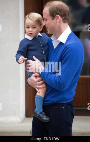 Prinz William bringt seinen Sohn Prince George zum Lindo Flügel seine neue kleine Schwester zu treffen, die eine Prinzessin sein wird. Stockfoto