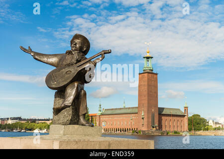 Statue von Evert Taube (1890 – 1976), schwedischer Autor, Künstler, Komponisten und Sänger auf Riddarholmen, Stockholm, Schweden. Stockfoto