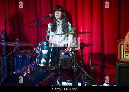 Leeds, UK. 2. Mai 2015. Scharlachrote Schlingel live Höchstleistungen A Nation der Ladenbesitzer als Teil der live bei Leeds 2015 Credit: Gary Mather/Alamy Live News Stockfoto