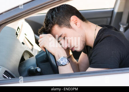 Hübscher junger Mann in einem Auto schlafen Stockfoto