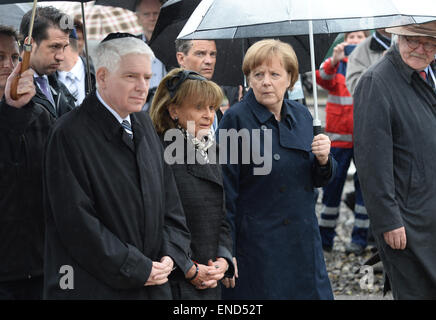 Dachau, Deutschland. 3. Mai 2015. German chancellor Angela Merkel (R), President von der zentrale Rat der Juden Josef Schuster (L) und Präsident der israelitischen kulturelle Gemeinschaft München und oberen Bayern Charlotte Knobloch Pflichtveranstaltung der Gedenkfeier zum 70. Jahrestag der Befreiung des KZ Dachau durch die Alliierten auf dem ehemaligen Lagergelände in Dachau, Deutschland, 3. Mai 2015. Mehr als 200.000 Menschen aus ganz Europa wurden unter erbärmlichen Bedingungen in Dachau interniert. Foto: Dpa/Alamy Live-Nachrichten Stockfoto