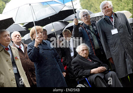 Dachau, Deutschland. 3. Mai 2015. German chancellor Angela Merkel (C) und Holocaust-Überlebenden Max Mannheimer (3-R) Veranstaltung der Gedenkfeier zum 70. Jahrestag der Befreiung des KZ Dachau durch die Alliierten auf dem ehemaligen Lagergelände in Dachau, Deutschland, 3. Mai 2015. Mehr als 200.000 Menschen aus ganz Europa wurden unter erbärmlichen Bedingungen in Dachau das erste nationalsozialistische Konzentrationslager gegründet und seine zahlreichen Nebenlagern zwischen 1933 und 1945 interniert. Foto: ANDREAS GEBERT/Dpa/Alamy Live-Nachrichten Stockfoto