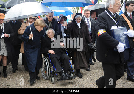 Dachau, Deutschland. 3. Mai 2015. Deutsche Bundeskanzlerin Angela Merkel (L) und Holocaust-Überlebende Max Mannheimer (R) sprechen während der Gedenkfeier Veranstaltung zum 70. Jahrestag der Befreiung des KZ Dachau durch die Alliierten auf dem ehemaligen Lagergelände in Dachau, Deutschland, 3. Mai 2015. Mehr als 200.000 Menschen aus ganz Europa wurden unter erbärmlichen Bedingungen in Dachau das erste nationalsozialistische Konzentrationslager gegründet und seine zahlreichen Nebenlagern zwischen 1933 und 1945 interniert. Foto: ANDREAS GEBERT/Dpa/Alamy Live-Nachrichten Stockfoto