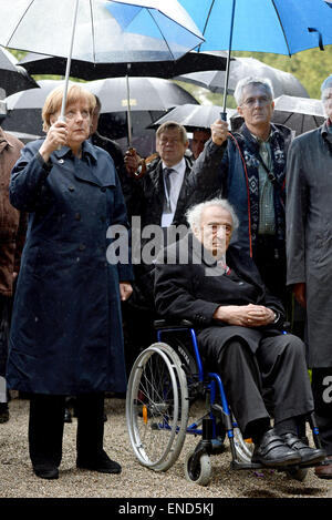 Dachau, Deutschland. 3. Mai 2015. Deutsche Bundeskanzlerin Angela Merkel (L) und Holocaust-Überlebende Max Mannheimer (R) Veranstaltung der Gedenkfeier zum 70. Jahrestag der Befreiung des KZ Dachau durch die Alliierten auf dem ehemaligen Lagergelände in Dachau, Deutschland, 3. Mai 2015. Mehr als 200.000 Menschen aus ganz Europa wurden unter erbärmlichen Bedingungen in Dachau das erste nationalsozialistische Konzentrationslager gegründet und seine zahlreichen Nebenlagern zwischen 1933 und 1945 interniert. Foto: ANDREAS GEBERT/Dpa/Alamy Live-Nachrichten Stockfoto