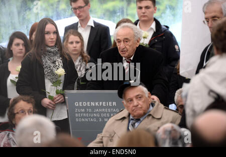 Dachau, Deutschland. 3. Mai 2015. Holocaust-Überlebende Max Mannheimer (C) spricht während der Gedenkfeier Veranstaltung zum 70. Jahrestag der Befreiung des KZ Dachau durch die Alliierten, vor dem ehemaligen Krematorium auf dem ehemaligen Lagergelände in Dachau, Deutschland, 3. Mai 2015. Mehr als 200.000 Menschen aus ganz Europa wurden unter erbärmlichen Bedingungen in Dachau das erste nationalsozialistische Konzentrationslager gegründet und seine zahlreichen Nebenlagern zwischen 1933 und 1945 interniert. Foto: ANDREAS GEBERT/Dpa/Alamy Live-Nachrichten Stockfoto