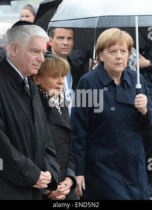 Dachau, Deutschland. 3. Mai 2015. German chancellor Angela Merkel (R), President von der zentrale Rat der Juden Josef Schuster (L) und Präsident der israelitischen kulturelle Gemeinschaft München und oberen Bayern Charlotte Knobloch Pflichtveranstaltung der Gedenkfeier zum 70. Jahrestag der Befreiung des KZ Dachau durch die Alliierten auf dem ehemaligen Lagergelände in Dachau, Deutschland, 3. Mai 2015. Mehr als 200.000 Menschen aus ganz Europa wurden unter erbärmlichen Bedingungen in Dachau interniert. Foto: Dpa/Alamy Live-Nachrichten Stockfoto