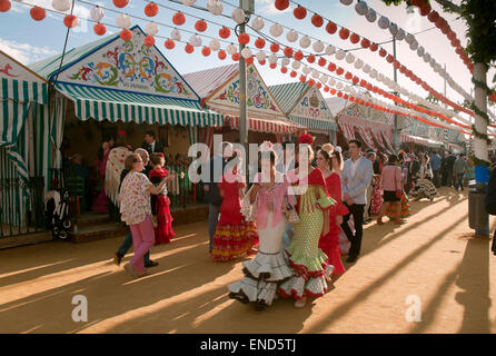 April Fair, Frauen tragen traditionelle Flamenco-Kleid, Sevilla, Region von Andalusien, Spanien, Europa Stockfoto