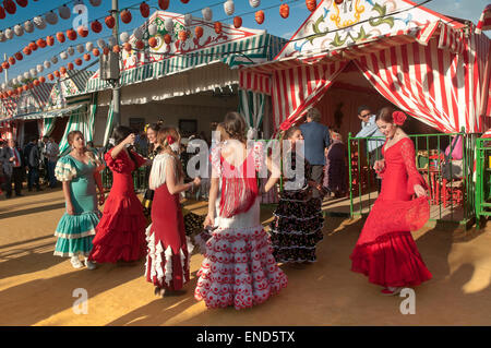 April Fair, junge Frauen, die mit dem traditionellen Flamenco Tanz Kleid, Sevilla, Region von Andalusien, Spanien, Europa Stockfoto