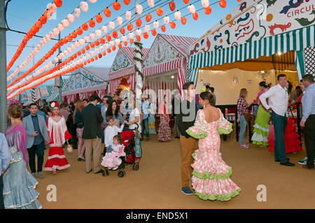 April Fair, Frauen tragen traditionelle Flamenco-Kleid, Sevilla, Region von Andalusien, Spanien, Europa Stockfoto