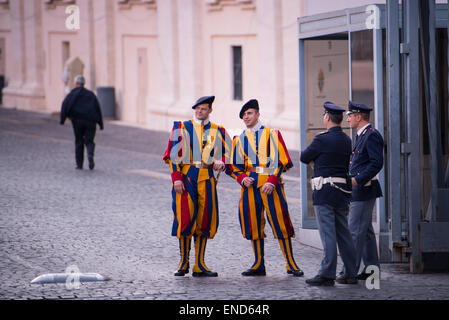 Schweizer päpstlichen Garde im Gespräch mit italienischen Carabinieri im Vatikan Stockfoto