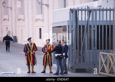 Schweizer päpstlichen Garde im Gespräch mit italienischen Carabinieri im Vatikan Stockfoto