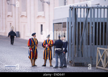 Schweizer päpstlichen Garde im Gespräch mit italienischen Carabinieri im Vatikan Stockfoto