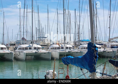 PALMA DE MALLORCA, Spanien - 19. April 2015: Katamarane und Yachten vor Anker im Hafen von Palma am 19. April 2015 in Palma De Mallorca, Stockfoto