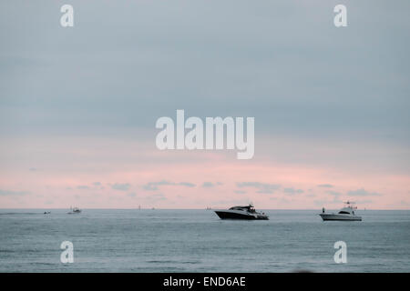 Motorboote vor Anker von Miami Beach, Florida Stockfoto