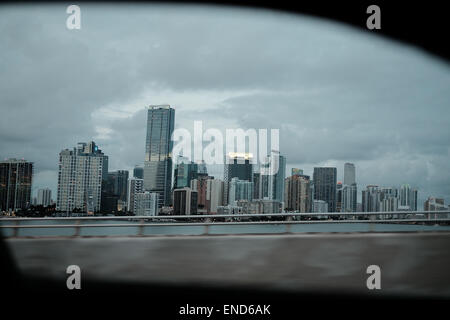 Miami-Waterfront-Gebäude und Architektur eingerahmt durch ein Autofenster Stockfoto