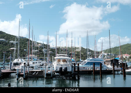 Nur wenige Yachten ankern in einer Marina in St. Martin Stockfoto