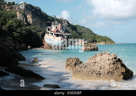 Rosten verlassenen Schiff gestrandet in der Nähe von Road Bay, Anguilla Stockfoto