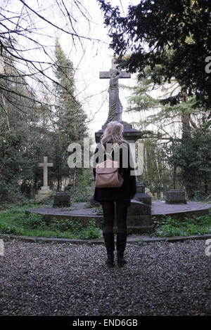 Junge Frau auf dem Friedhof Stockfoto