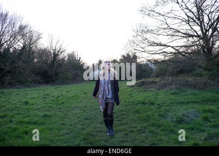 Junge Frau bei einem Spaziergang durch den Wald Stockfoto