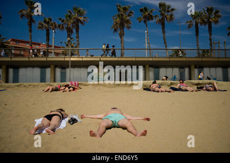 Menschen liegt am Strand von La Barceloneta während ein sonniger Sonntag in Barcelona. Stockfoto