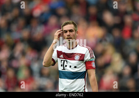 Leverkusen, Deutschland. 2. Mai 2015. Münchens Philipp Lahm Gesten während der deutschen Fußball-Bundesliga-Fußball-match zwischen Bayer Leverkusen und Bayern München in der BayArena in Leverkusen, Deutschland, 2. Mai 2015. Foto: JONAS GUETTLER/Dpa (EMBARGO Bedingungen - Achtung - aufgrund der Akkreditierungsrichtlinien der DFL nur erlaubt die Veröffentlichung und Nutzung von bis zu 15 Bilder pro im Internet und in Online-Medien während des Spiels Match) / Dpa/Alamy Live News Stockfoto