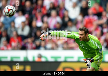 Leverkusen, Deutschland. 2. Mai 2015. Münchens Torhüter Manuel Neuer wirft den Ball während der deutschen Fußball-Bundesliga-Fußball match zwischen Bayer Leverkusen und Bayern München in der BayArena in Leverkusen, Deutschland, 2. Mai 2015. Foto: JONAS GUETTLER/Dpa (EMBARGO Bedingungen - Achtung - aufgrund der Akkreditierungsrichtlinien der DFL nur erlaubt die Veröffentlichung und Nutzung von bis zu 15 Bilder pro im Internet und in Online-Medien während des Spiels Match) / Dpa/Alamy Live News Stockfoto