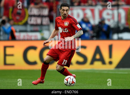 Leverkusen, Deutschland. 2. Mai 2015. Leverkusens Roberto Hilbert in Aktion während der deutschen Fußball-Bundesliga-Fußball-match zwischen Bayer Leverkusen und Bayern München in der BayArena in Leverkusen, Deutschland, 2. Mai 2015. Foto: JONAS GUETTLER/Dpa (EMBARGO Bedingungen - Achtung - aufgrund der Akkreditierungsrichtlinien der DFL nur erlaubt die Veröffentlichung und Nutzung von bis zu 15 Bilder pro im Internet und in Online-Medien während des Spiels Match) / Dpa/Alamy Live News Stockfoto