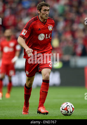 Leverkusen, Deutschland. 2. Mai 2015. Leverkusens Stefan Reinartz in Aktion während der deutschen Fußball-Bundesliga-Fußball-match zwischen Bayer Leverkusen und Bayern München in der BayArena in Leverkusen, Deutschland, 2. Mai 2015. Foto: JONAS GUETTLER/Dpa (EMBARGO Bedingungen - Achtung - aufgrund der Akkreditierungsrichtlinien der DFL nur erlaubt die Veröffentlichung und Nutzung von bis zu 15 Bilder pro im Internet und in Online-Medien während des Spiels Match) / Dpa/Alamy Live News Stockfoto