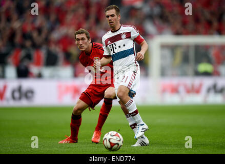 Leverkusen, Deutschland. 2. Mai 2015. Leverkusens Stefan Reinartz (L) und Münchner Philipp Lahm wetteifern um den Ball in der deutschen Bundesliga-Fußballspiel zwischen Bayer Leverkusen und Bayern München in der BayArena in Leverkusen, Deutschland, 2. Mai 2015. Foto: JONAS GUETTLER/Dpa/Alamy Live News Stockfoto