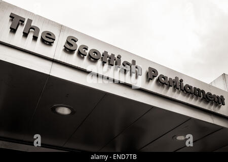 Das schottische Parlamentsgebäude Zeichen in schwarz und weiß in dramatischen Winkel Stockfoto